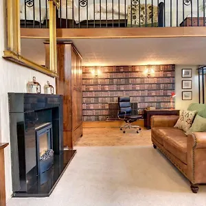 Carnegie Library: Bronte 1 Bedroom Apartment